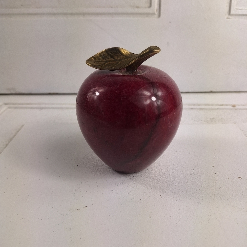 Vintage 1960’s Marble Alabaster Red Apple Paperweight With Brass Leaf Stem - Picture 7 of 10